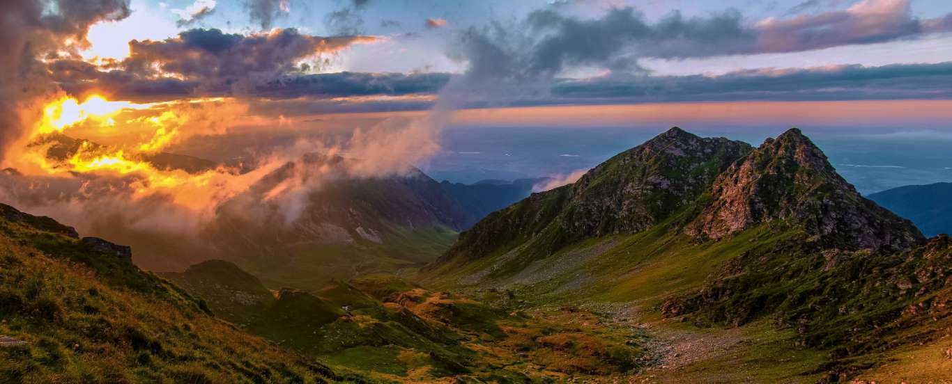 La apus, munții Făgăraș oferă un spectacol de lumini și umbre care bucură chiar și cel mai insensibil ochi