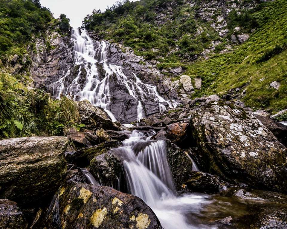Deși mai puțin vizitată din cauza accesului dificil, cascada Bâlea este una dintre cele mai mari din munții Făgăraș