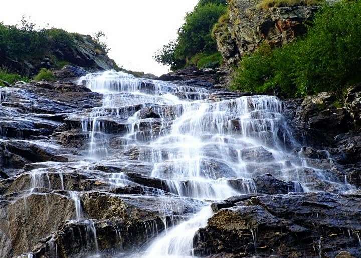 Der Capra-Wasserfall, der meistfotografierte Wasserfall Rumäniens, hilft Ihnen, sich auf dem Weg zum Bâlea-See abzukühlen, wobei Transfăgărășan direkt darüber hinwegführt
