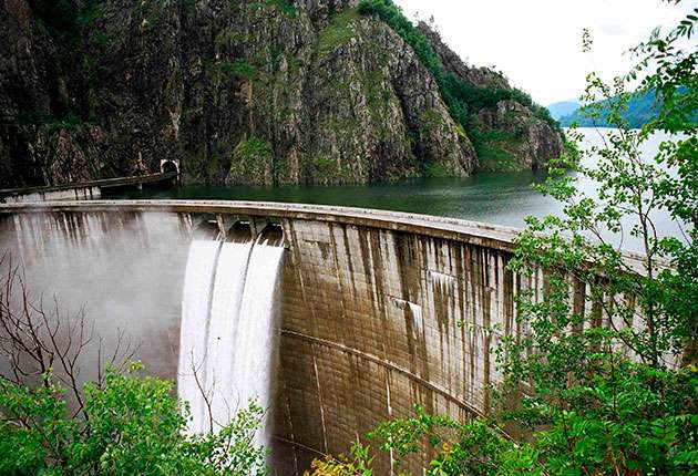 Besonders in der Regenzeit erreicht der Vidraru-See die Überlaufebene des gleichnamigen Staudamms und das Wasser stürzt in den riesigen Spalt und bietet ein spektakuläres Schauspiel