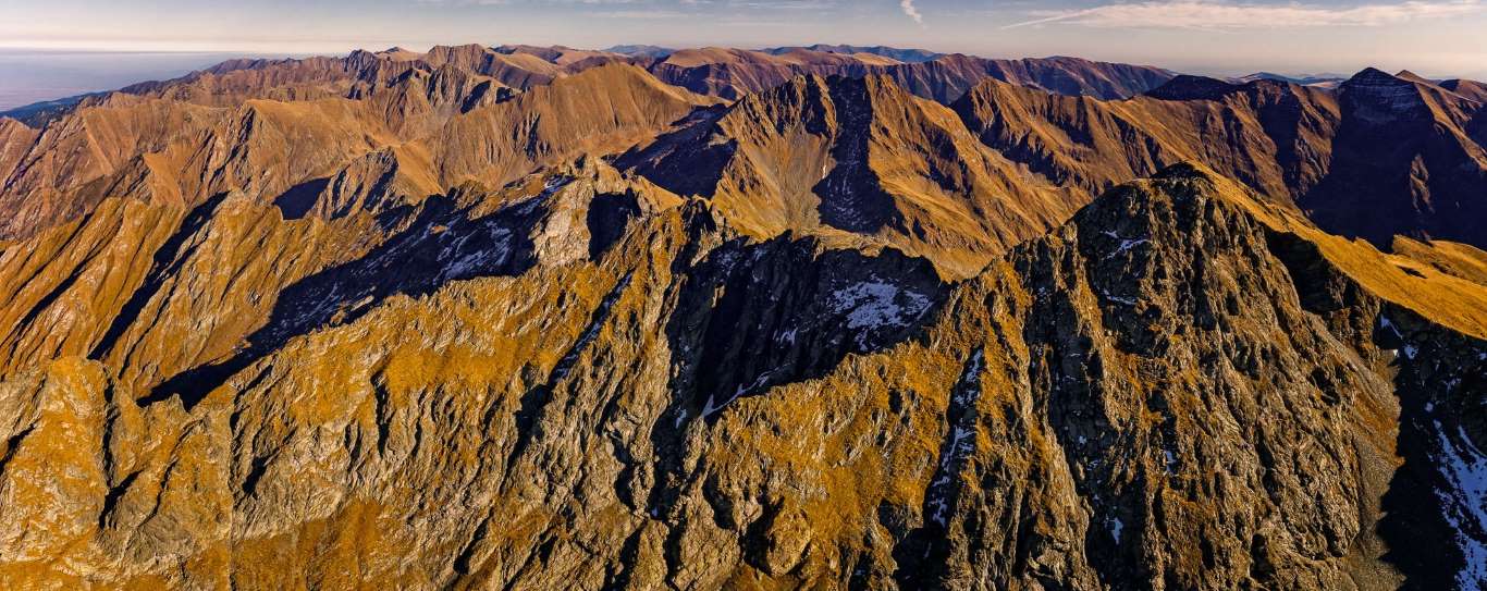 La région alpine dans les montagnes de Făgăraş ressemble à une plaine sans fin qui porte les arêtes vives des rochers