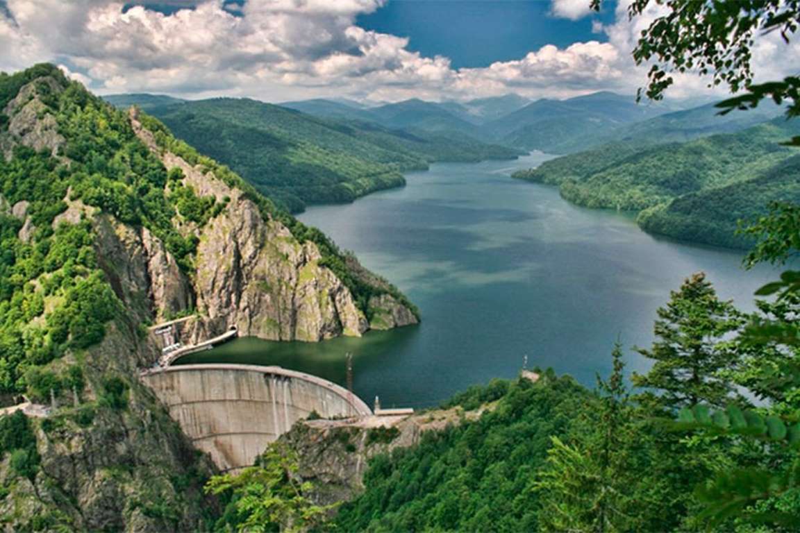 The Transfăgărășan passes over the Vidraru Dam and bypasses the lake along its entire length