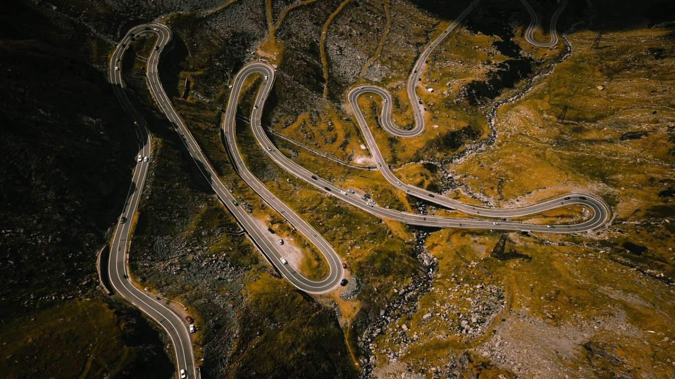 Serpentinele de pe Transfăgărășan sunt printre cele mai cunoscute secțiuni de drum din lume, ele fiind adesea menționate în emisiuni de turism