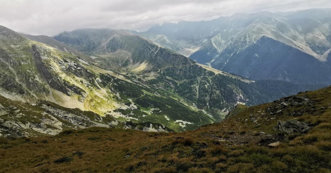 Panorama care se deschide urcând spre lespezi