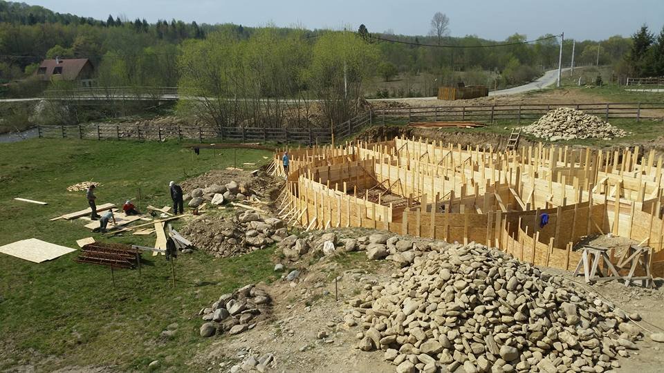 Castelul De Lut Valea Zânelor 2023 Castelul de Lut Valea Zânelor este una dintre cele mai mari structuri realizată exclusiv din materiale naturale, din România