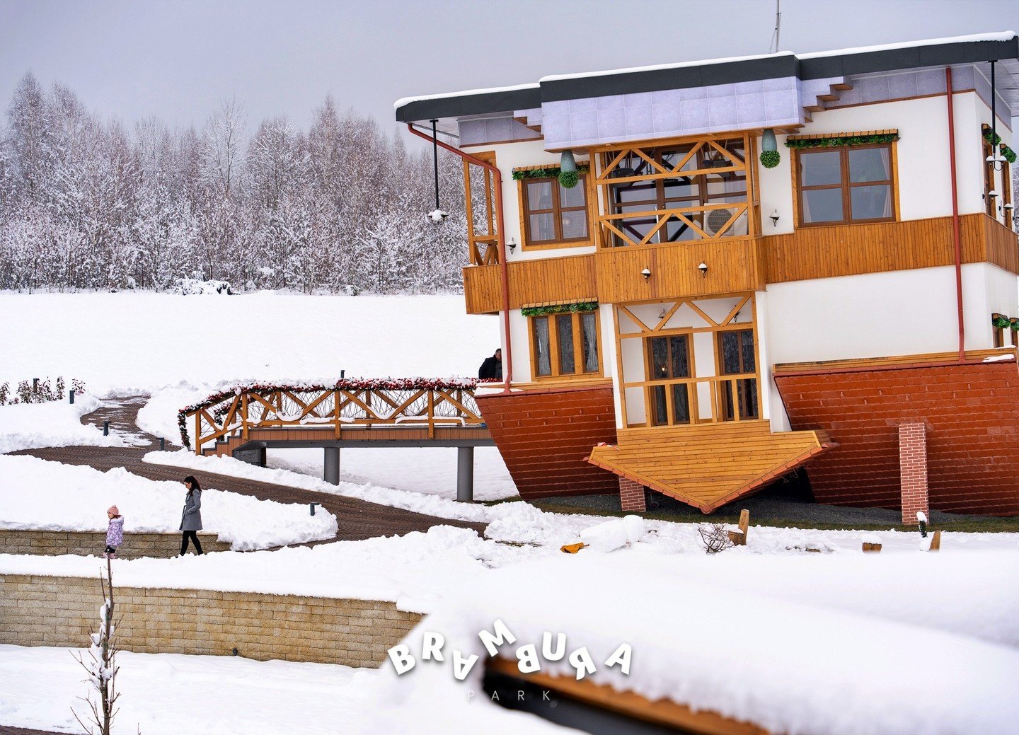 Brambura Park 2023 Casa întoarsă presupune ca fundația să fie pe muchia acoperișului